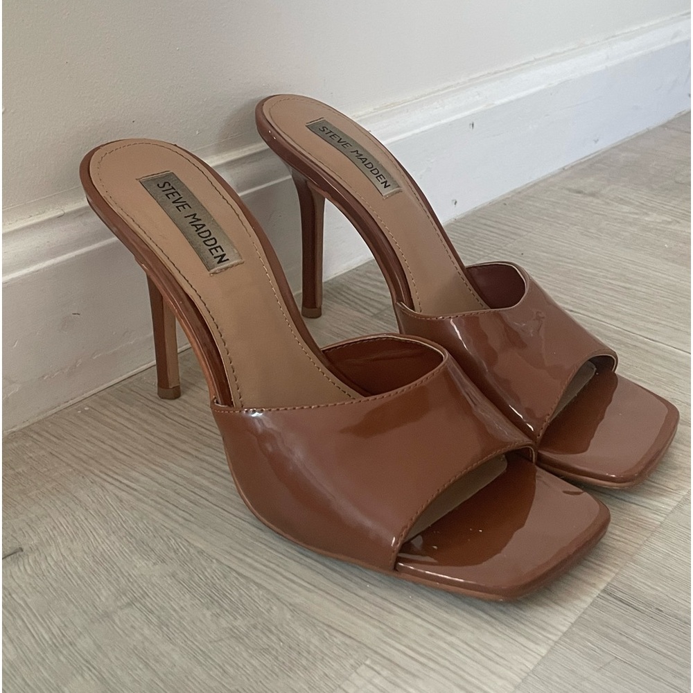 STEVE MADDEN SQUARE TOE HEELS